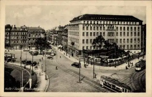 Ak Halle an der Saale, Riebeckplatz, Straßenbahnen, Hotel Goldene Kugel