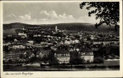 Ak Aue im Erzgebirge Sachsen, Totalansicht der Ortschaft, Berge, Kirche