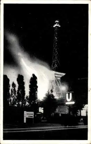 Ak Berlin Charlottenburg Westend, Brand des Funkturms bei Nacht, U-Bahnhof