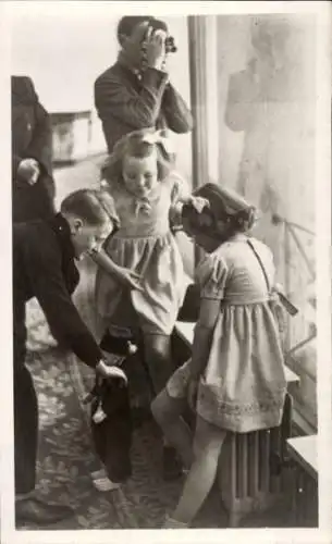 Ak Niederländisches Königshaus, Prinzessin Beatrix der Niederlande, Puppe, Soestdijk 1947