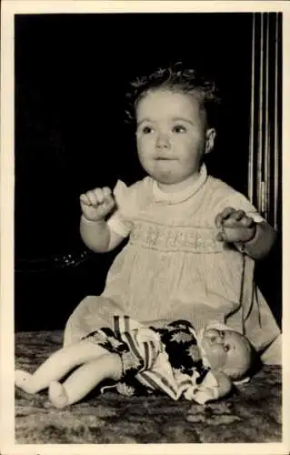 Ak Prinzessin Marijke der Niederlande, Sitzportrait mit Puppe, Het Loo 1948