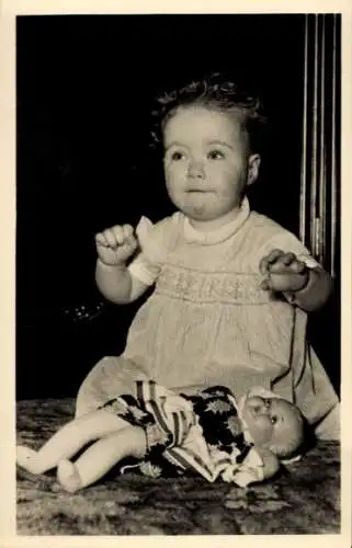 Ak Prinzessin Marijke der Niederlande, Sitzportrait mit Puppe, Het Loo 1948