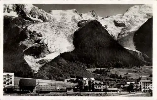 Ak Chamonix Haute Savoie, Village des Bossons, Ort mit Gebirge, Gletscher