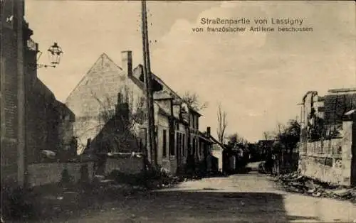 Ak Lassigny Oise, Straßenpartie, von französischer Artillerie beschossen