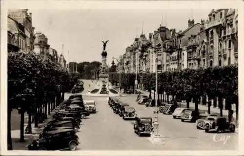 Ak Reims Marne, La place Drouet d'Erlon, Säule, Parkplatz, Autos