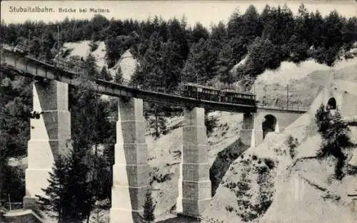 Ak Mutters in Tirol, Blick auf die Stubaitalbahn, Eisenbahnbrücke