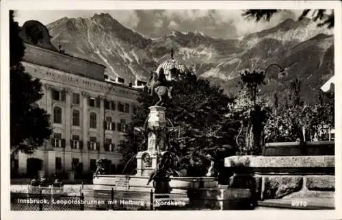 Ak Innsbruck in Tirol, Leopoldsbrunnen, Hofburg, Nordkette