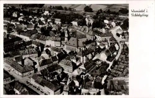 Ak Wunsiedel Fichtelgebirge, Blick auf die Stadt, Feld, Fliegeraufnahme