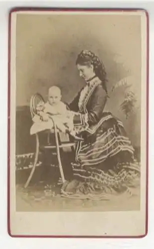 CdV Portrait Kronprinzessin Louise v. Schaumburg-Lippe, geb. v. Dänemark, mit Sohn,