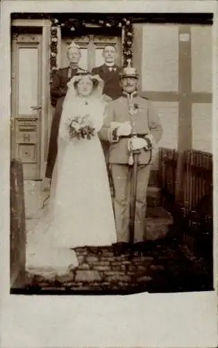 Foto Ak Deutscher Soldat in Uniform mit seiner Braut, Hochzeit, Einbeck