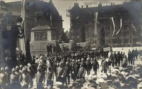 Foto Ak Dresden, Sendig-Hotel, Denkmal, Soldaten