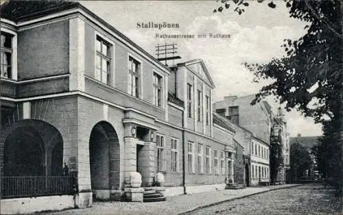 Ak Nesterow Stallupönen Ostpreußen, Rathausstraße mit Rathaus