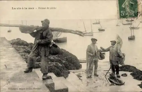 Ak Fischer, Portrait, Rückkehr vom Fischfang, Fischnetze, Fischerboote