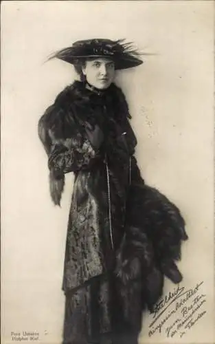 Ak Prinzessin Adalbert von Preußen, Adelheid von Sachsen-Meiningen, Portrait, Pelz