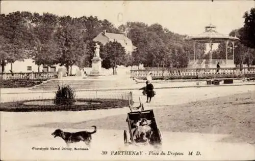 Ak Parthenay Deux Sèvres, Place du Drapeau