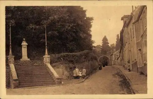 Ak Montfort l'Amaury Yvelines, Escalier conduisant aux Tours et Monument d'Anne de Bretagne