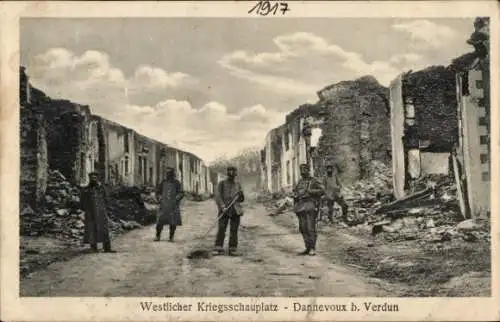 Ak Dannevoux b. Verdun Meuse, Westlicher Kriegsschauplatz, Trümmer, Soldaten