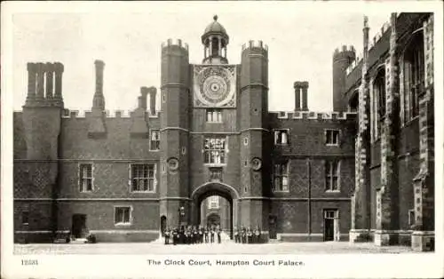 Ak Richmond upon Thames London England, Hampton Court Palace, Clock Court