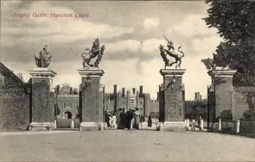 Ak Richmond upon Thames London England, Hampton Court, Trophy Gates