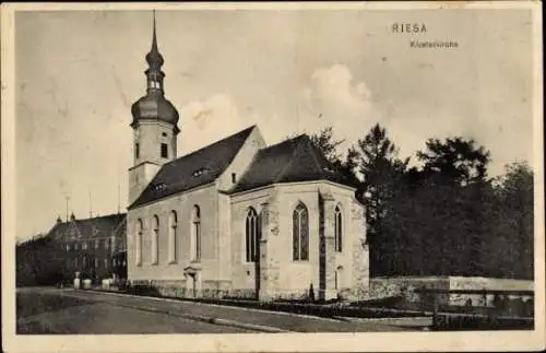 Ak Riesa an der Elbe Sachsen, Straßenpartie mit Blick auf die Klosterkirche