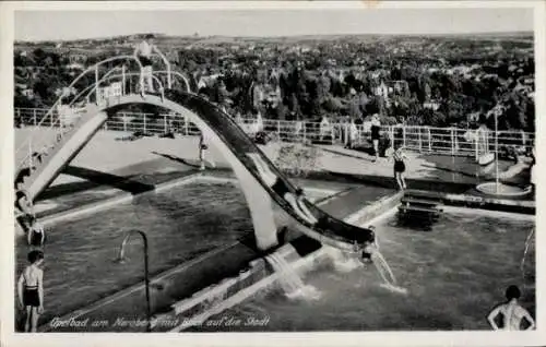 Ak Wiesbaden in Hessen, Opelbad am Neroberg mit Blick auf die Stadt