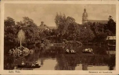 Ak Suhl in Thüringen, Partie am Herrenteiche mit Blick auf die Kreuzkirche, Ruderboote, Fontäne