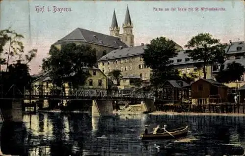 Ak Hof an der Saale Oberfranken Bayern, Partie an der Saale mit St. Michaeliskirche, Brücke, Kirche