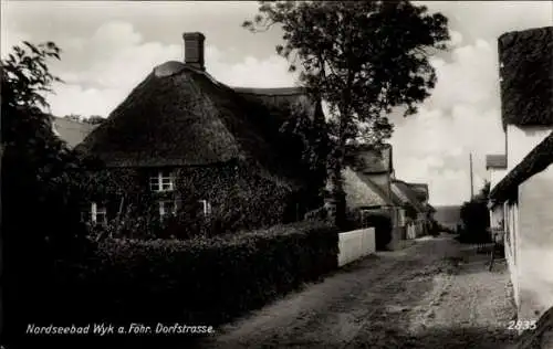 Ak Wyk auf Föhr, Nordseebad, Friesenhäuser in der Dorfstraße