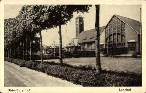 Ak Oldenburg in Oldenburg, Blick auf den Bahnhof, Baumreihe