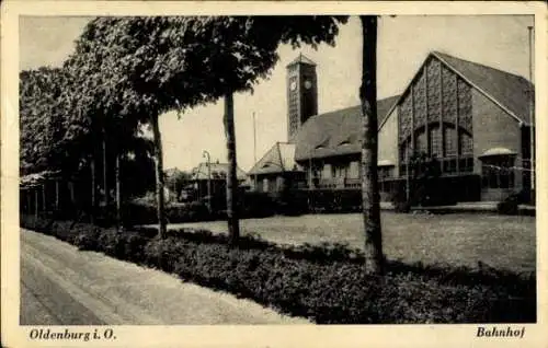 Ak Oldenburg in Oldenburg, Blick auf den Bahnhof, Baumreihe