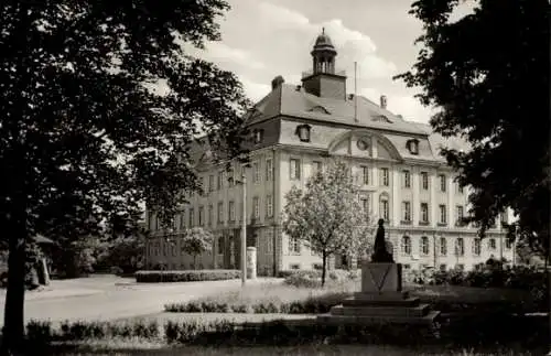 Foto Ak Senftenberg N. L., Kreisgericht, VdN Ehrenmal 