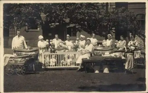 Foto Ak Zwickau in Sachsen, Frauenklinik, Säuglingsheim, Krankenschwestern