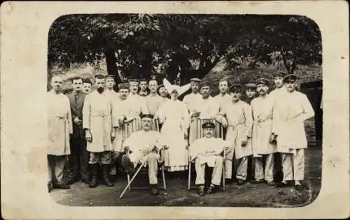 Foto Ak Longwy Bas Meurthe et Moselle, Soldaten im Lazarett, Krankenschwester, I WK