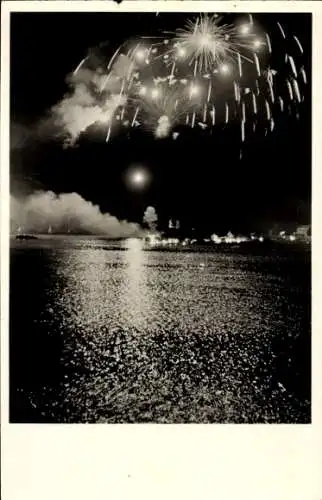 Ak Friedrichshafen am Bodensee, Feuerwerk in der Friedrichshafener Bucht bei Nacht