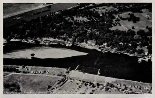 Ak Magdeburg in Sachsen Anhalt, Rotehornspitze mit Stadtpark und Clubhäusern, Fliegeraufnahme