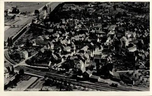 Ak Riegel am Kaiserstuhl Baden, Fliegeraufnahme, Stadtpanorama, Bahnstrecke