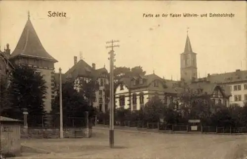 Ak Schleiz im Vogtland Thüringen, Kaiser Wilhelm-Straße, Bahnhofstraße