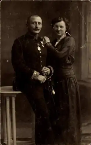 Foto Ak Deutscher Soldat in Uniform, Orden, Portrait mit Frau, Erfurt 1917