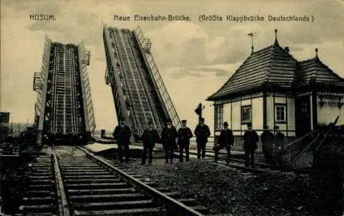 Ak Husum in Nordfriesland, Neue Eisenbahnbrücke, Klappbrücke, geöffnet