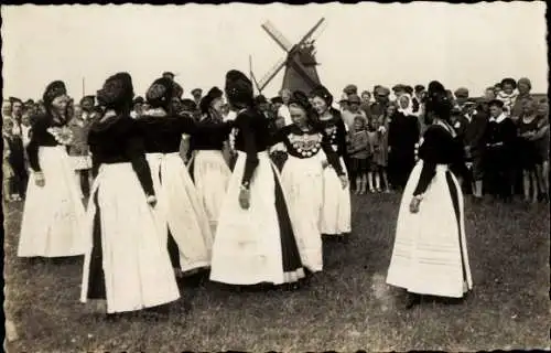 Foto Ak Wittdün auf Amrum Nordfriesland, Frauen in Volkstrachten, Windmühle