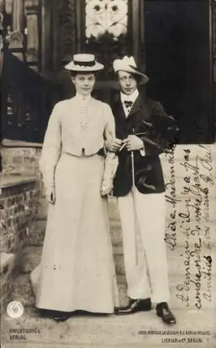 Ak Kronprinz Wilhelm von Preußen, Kronprinzessin Cecilie, Standportrait, Dackel