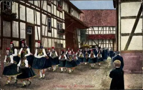 Ak Schwälmer zur Kirche gehend, Hessische Sonntagstrachten