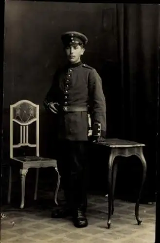 Foto Ak Deutscher Soldat in Uniform, Standportrait