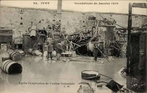 Ak Ivry sur Seine Val de Marne, Überschwemmung 1910, nach der Explosion der verbrannten Fabrik