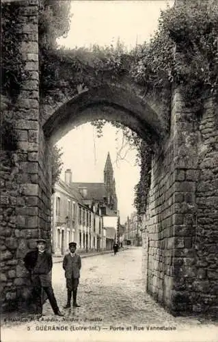 Ak Guérande Loire Atlantique, Porte, Rue Vannetaise