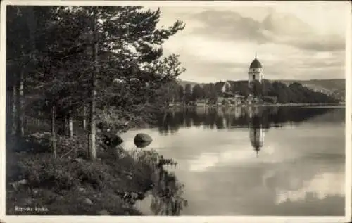 Ak Rättvik Schweden, Kirche vom Ufer aus gesehen