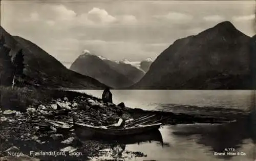 Foto Ak Fjærlandstjord Sogn Norwegen, Mann im Ruderboot, Berge