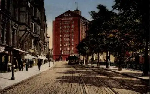 Ak Hamburg Mitte Altstadt, Wolkenkratzer, Albert Ballin Haus, Blick vom Dovenfleet aus, Fußgänger