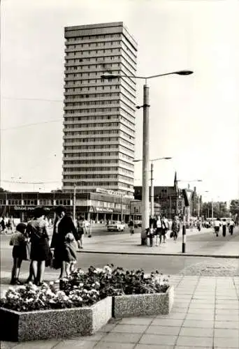 Ak Frankfurt an der Oder, Hochhaus am Platz der Republik, Passanten