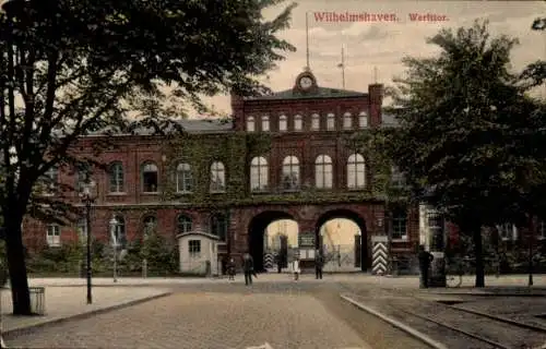 Ak Wilhelmshaven, Blick zum Werfttor, Leute, Werft